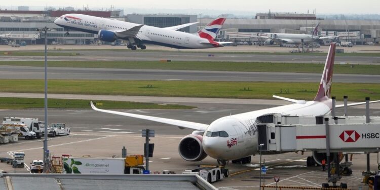 Βρετανία: Έκλεισε ο εναέριος χώρος – Τεχνική δυσλειτουργία κρατά καθηλωμένα τα αεροσκάφη