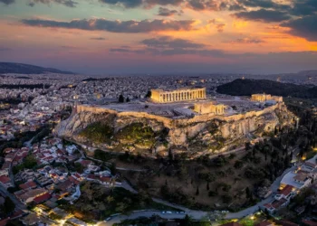 Financial Times για τα 10 χρόνια από το 2015: Πώς επέστρεψε η Ελλάδα από τον γκρεμό – Η κωλοτούμπα Τσίπρα και το μεγάλο comeback