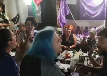 Έντονος καβγάς μεταξύ τρανς ακτιβιστριών και μελών της ομάδας Μωβ στο Αντιρατσιστικό – «Μας λένε άντρες με φουστάνια»