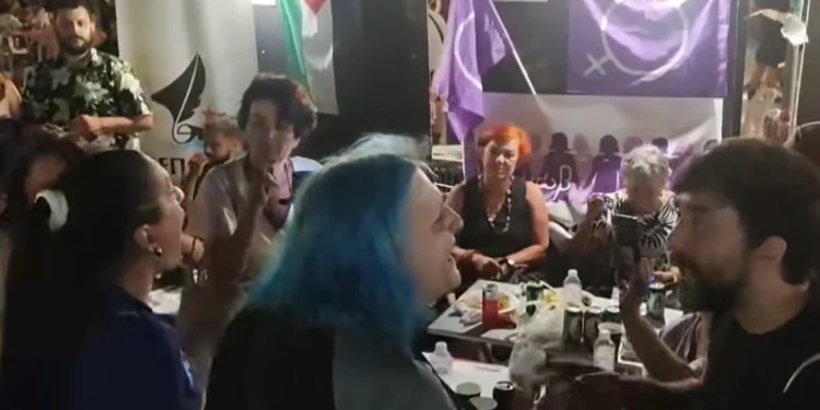 Έντονος καβγάς μεταξύ τρανς ακτιβιστριών και μελών της ομάδας Μωβ στο Αντιρατσιστικό – «Μας λένε άντρες με φουστάνια»