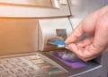 Πριν από τον Δεκαπενταύγουστο τίθενται σε ισχύ οι νέες ευνοϊκότερες χρεώσεις στα ΑΤΜ: Σήμερα ψηφίζεται στη Βουλή η σχετική τροπολογία