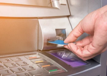 Πριν από τον Δεκαπενταύγουστο τίθενται σε ισχύ οι νέες ευνοϊκότερες χρεώσεις στα ΑΤΜ: Σήμερα ψηφίζεται στη Βουλή η σχετική τροπολογία