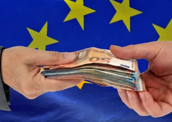 Politico: Σε αδιέξοδο η ΕΕ για το ζήτημα της διαφθοράς – Η διαφωνία για την «κατάχρηση εξουσίας» απειλεί τη συνοχή της Ένωσης