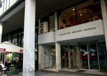 Ρομά προπηλάκισαν δικαστή έξω από τα δικαστήρια Πειραιά