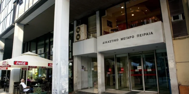 Ρομά προπηλάκισαν δικαστή έξω από τα δικαστήρια Πειραιά