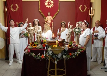 Ποιοι και πόσοι είναι οι Ελληνες δωδεκαθεϊστές και τι κρύβεται πίσω από τις χλαμύδες τους