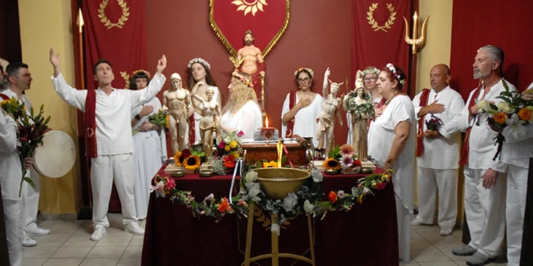 Ποιοι και πόσοι είναι οι Ελληνες δωδεκαθεϊστές και τι κρύβεται πίσω από τις χλαμύδες τους