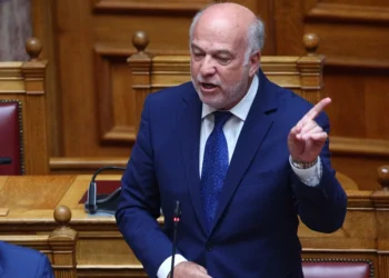 Κόντρα στη Βουλή: «Ο λαός καταλαβαίνει τι κάνετε με τη στήριξη γελοίων ομάδων στα λιμάνια», είπε ο Φλωρίδης στον Φάμελλο