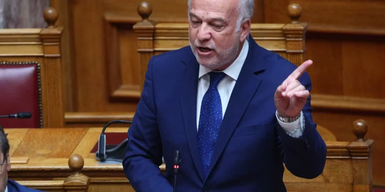 Κόντρα στη Βουλή: «Ο λαός καταλαβαίνει τι κάνετε με τη στήριξη γελοίων ομάδων στα λιμάνια», είπε ο Φλωρίδης στον Φάμελλο