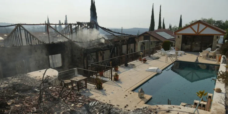 Δύο νεκροί, 10 τραυματίες, καμένα σπίτια και εκτάσεις στην Κύπρo