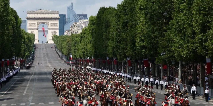 Γαλλία: Εντυπωσιακές εικόνες από τη μεγάλη στρατιωτική παρέλαση στο Παρίσι για την Ημέρα της Βαστίλης