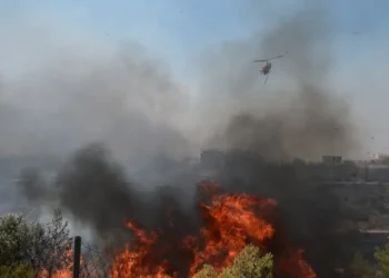 Φωτιά στην Πάτρα στην περιοχή Κάτω Καστρίτσι: Καίει σε αστικό ιστό