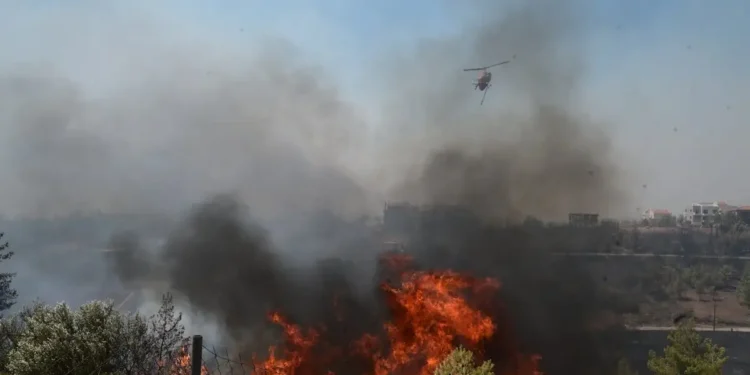 Φωτιά στην Πάτρα στην περιοχή Κάτω Καστρίτσι: Καίει σε αστικό ιστό