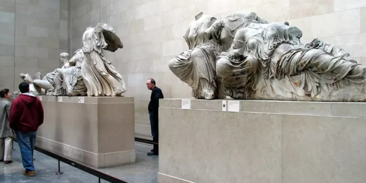 Μπλόκο στα Γλυπτά του Παρθενώνα από δεξιούς ακτιβιστές, ανάμεσά τους και η Λιζ Τρας: Μην τα επιστρέψετε στην Ελλάδα