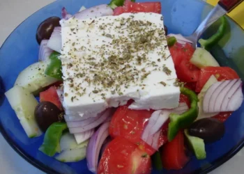 Χρέωσαν Ελληνίδα τουρίστρια 15 ευρώ για χωριάτικη χωρίς λάδι – Το πλήρωσε επιπλέον 2,5 ευρώ