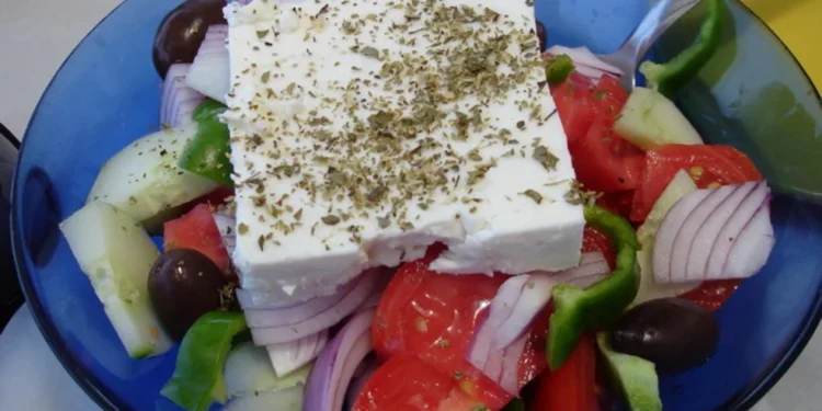 Χρέωσαν Ελληνίδα τουρίστρια 15 ευρώ για χωριάτικη χωρίς λάδι – Το πλήρωσε επιπλέον 2,5 ευρώ