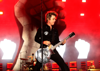 Αποθέωση για τους Green Day στο ΟΑΚΑ: Χιλιάδες θεατές στην πρώτη τους συναυλία στην Ελλάδα – Δείτε βίντεο και φωτογραφίες