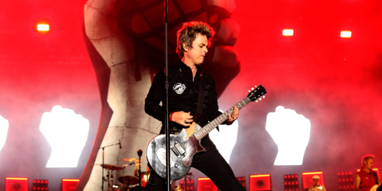 Αποθέωση για τους Green Day στο ΟΑΚΑ: Χιλιάδες θεατές στην πρώτη τους συναυλία στην Ελλάδα – Δείτε βίντεο και φωτογραφίες