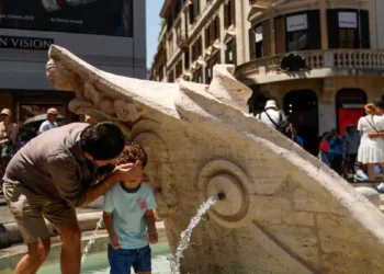 Καύσωνας στην Ιταλία: Στους 16 οι νεκροί – Έλιωσε η άσφαλτος από τη ζέστη, συνεχή μπλακ άουτ στη Ρώμη