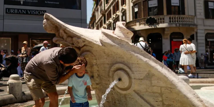 Καύσωνας στην Ιταλία: Στους 16 οι νεκροί – Έλιωσε η άσφαλτος από τη ζέστη, συνεχή μπλακ άουτ στη Ρώμη