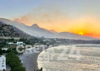 Φωτιά στην Ιεράπετρα: Στη μάχη από το πρωί τα εναέρια μέσα – Καμένα σπίτια και συνεχείς εκκενώσεις(Βίντεο)