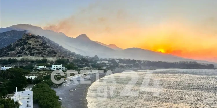 Φωτιά στην Ιεράπετρα: Στη μάχη από το πρωί τα εναέρια μέσα – Καμένα σπίτια και συνεχείς εκκενώσεις(Βίντεο)