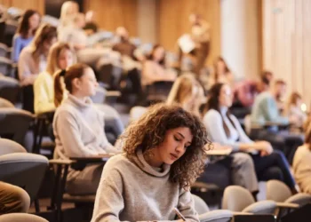 Σε ποια ελληνικά πανεπιστήμια και πόσοι είναι οι «αιώνιοι φοιτητές» από τις δεκαετίες του ’50 και του ’60