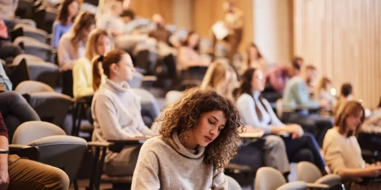 Σε ποια ελληνικά πανεπιστήμια και πόσοι είναι οι «αιώνιοι φοιτητές» από τις δεκαετίες του ’50 και του ’60