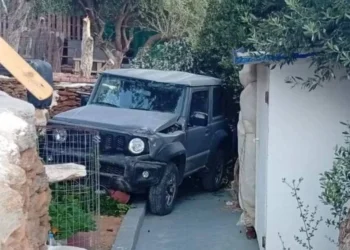 Τήνος: Τζιπ παρασύρθηκε από τον αέρα και έπεσε μέσα σε σπίτ