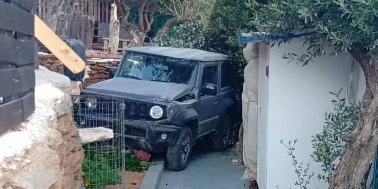 Τήνος: Τζιπ παρασύρθηκε από τον αέρα και έπεσε μέσα σε σπίτ