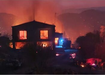 Κύπρος – Καταστροφή στη Λεμεσό: Δύο νεκροί από τη μεγάλη πυρκαγιά – Συνεχίζεται η μάχη με τις φλόγες