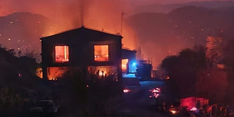 Κύπρος – Καταστροφή στη Λεμεσό: Δύο νεκροί από τη μεγάλη πυρκαγιά – Συνεχίζεται η μάχη με τις φλόγες