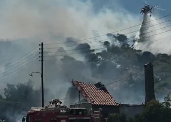 Φωτιά στο Κορωπί: Καίγονται σπίτια -Μήνυμα 112 για εκκένωση από οικισμούς