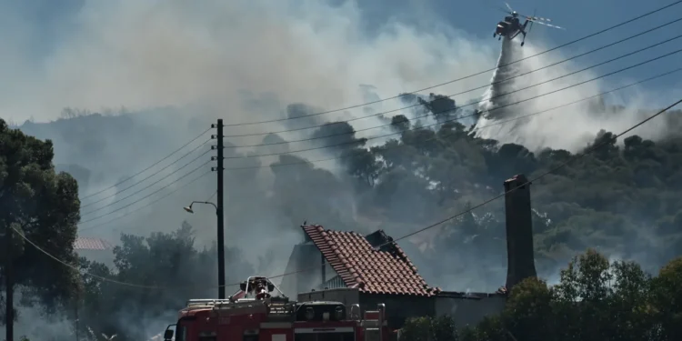 Φωτιά στο Κορωπί: Καίγονται σπίτια -Μήνυμα 112 για εκκένωση από οικισμούς