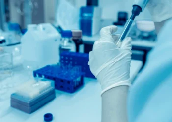 Αυξάνονται τα κρούσματα κορωνοϊού σε Ελλάδα και Ευρώπη: Η νέα παραλλαγή Nimbus και η ανησυχία για τη χαμηλή εμβολιαστική κάλυψη