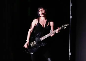 Η Lady Gaga «έφαγε τα μούτρα της» στο stage: Σκόνταψε αλλά συνέχισε απτόητη το live της