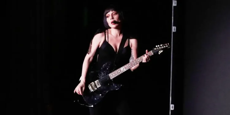 Η Lady Gaga «έφαγε τα μούτρα της» στο stage: Σκόνταψε αλλά συνέχισε απτόητη το live της