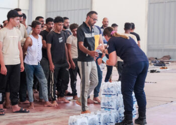 Εκβιάζει για ευρώ η Λιβύη: Οι λαθροδιακινητές στέλνουν κατά χιλιάδες τους παράνομους μετανάστες για να προλάβουν τυχόν συμφωνία