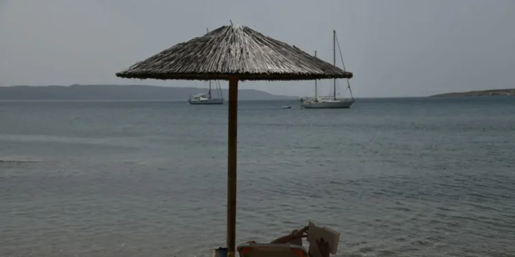 Λαύριο: Τούρκος συνελήφθη για τον βιασμό γυναίκας σε παραλία – Εντοπίστηκε αποτύπωμά του στο κινητό του θύματος