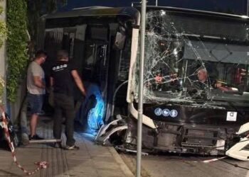Παρ’ολίγον τραγωδία στη Λεωφόρο Βουλιαγμένης: «Ακυβέρνητο» λεωφορείο σάρωσε τα πάντα στο πέρασμα του