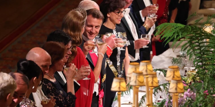 Ο Μακρόν έκλεισε το μάτι στην Κέιτ Μίντλετον – Μικ Τζάγκερ και Έλτον Τζον στο λαμπερό δείπνο του Καρόλου στο Ουίνδσορ