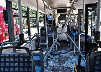 Τροχαίο στη Βούλα: Αδιαθεσία υποστήριξε ότι ένιωσε η οδηγός του ενός λεωφορείου πριν τη σύγκρουση – Δείτε βίντεο