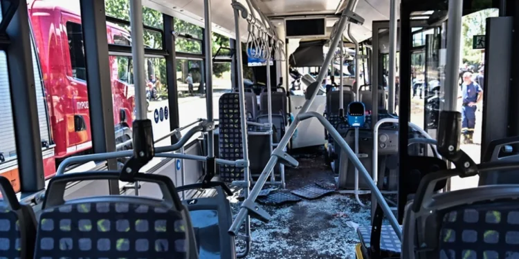 Τροχαίο στη Βούλα: Αδιαθεσία υποστήριξε ότι ένιωσε η οδηγός του ενός λεωφορείου πριν τη σύγκρουση – Δείτε βίντεο