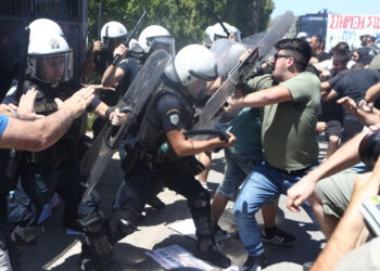 Ανάβυσσος: Επεισόδια με δακρυγόνα ανάμεσα σε φοιτητές και ΜΑΤ – «Κλειστή» η Αθηνών – Σουνίου