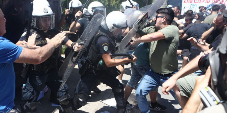 Ανάβυσσος: Επεισόδια με δακρυγόνα ανάμεσα σε φοιτητές και ΜΑΤ – «Κλειστή» η Αθηνών – Σουνίου