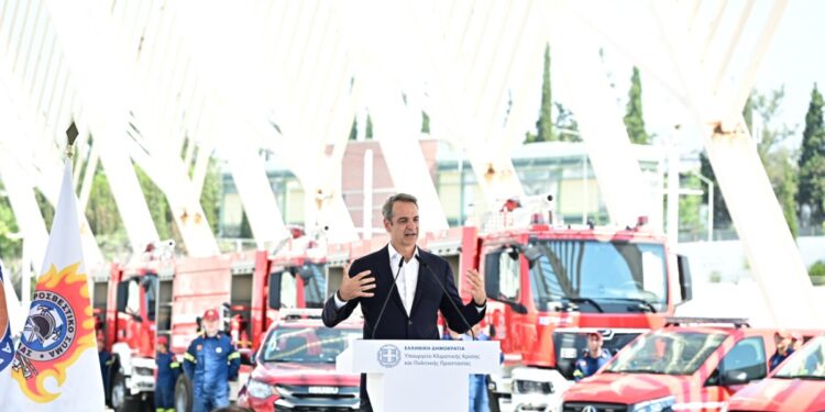Μητσοτάκης: Παραδόθηκαν 164 οχήματα στην Πυροσβεστική – Τι είπε για την φετινή αντιπυρική περίοδο