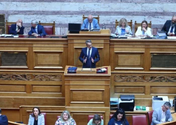 Μετωπική στη Bουλή μεταξύ των πολιτικών αρχηγών για τον ΟΠΕΚΕΠΕ – Οι άξονες της ομιλίας του πρωθυπουργού
