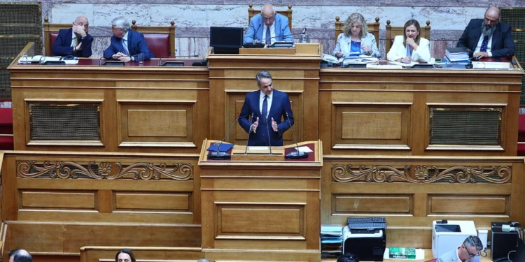 Μετωπική στη Bουλή μεταξύ των πολιτικών αρχηγών για τον ΟΠΕΚΕΠΕ – Οι άξονες της ομιλίας του πρωθυπουργού