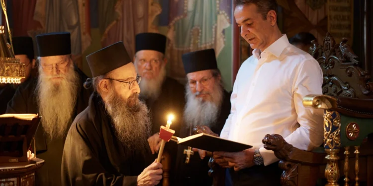 Στη Μονή Σίμωνος Πέτρας με τον γιο του ο Κυριάκος Μητσοτάκης – Οι μοναχοί τέλεσαν τρισάγιο στη μνήμη των γονέων του