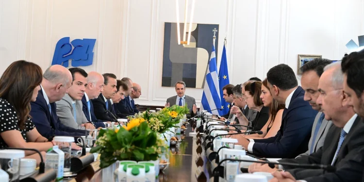 Μητσοτάκης στο υπουργικό: Κρίσιμη χρονιά το 2026, να μην χαθεί ούτε ένα ευρώ από το Ταμείο Ανάκαμψης